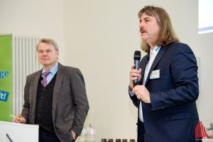 Josef Tumbrinck (r.) und Dr. Heinrich Bottermann während der Tagung im Institut für Landschaftsökologie. (Foto: mb)