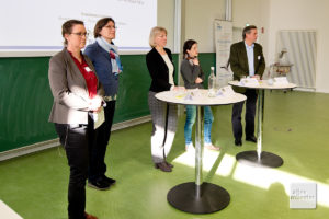 Während des Podiumsgesprächs (v.l.): Dr. Britta Linnemann (NABU), Dr. Christiane Weitzel (Robin Wood), Dr. Heide Naderer, Dr. Nadja Simons (TU Darmstadt) und Eberhardt Freiherr von Wrede (Waldbauerverband NRW). (Foto: Michael Bührke)