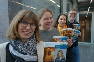 Leitung und Mitarbeiterinnen des Amtes für Gleichstellung präsentieren den Veranstaltungskalender zum Internationalen Frauentag. (Foto: Amt für Kommunikation, Stadt Münster)