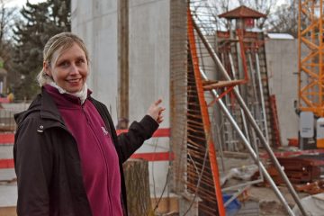 Zoodirektorin Dr. Simone Schehka auf der Baustelle der zukünftigen Meranti-Halle (Foto: Allwetterzoo)