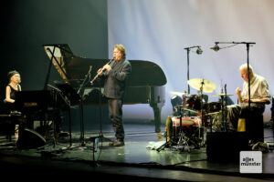 Aki Takase, Louis Sclavis und Han Bennink haben in unterschiedlichen Konstellationen immer wieder mal zusammen gespielt, aber dieser gemeinsame Auftritt als HAL Trio beim Jazzfestival Münster war eine Weltpremiere! (Foto: Michael Bührke)