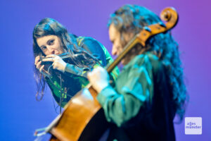 Ariel Bart an der Mundharmonika und Talia Erdal am Cello. (Foto: Michael Bührke)