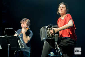 Louise Jallu spielte sich mit ihrer Hommage an Astor Piazzolla zum eindeutigen Publikumsliebling des Jazzfestivals Münster 2023. (Foto: Michael Bührke)