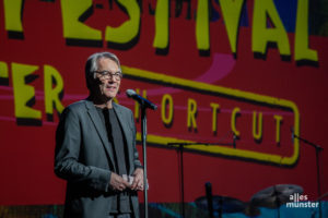 Fritz Schmücker begrüßte ein ausverkauftes Haus zur kleinen Ausgabe des Jazzfestivals, die jetzt "Shortcut" heißt. (Foto: Stephan Günther)