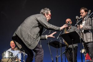 Tristan Honsinger dirigierte das ICP Orchestra auf ganz eigenwillige Art. (Foto: sg)