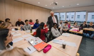 NRW-Gesundheitsminister Laumann im Gespräch mit den Auszubildenden. (Foto: Maren Kuiter, JUH)