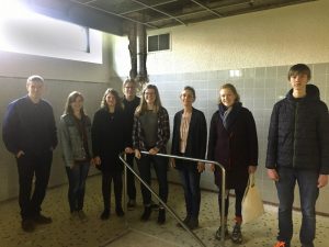 Zusammen mit Schulleiterin Anne Eyben (3. von rechts) sahen sich die Vertreter des Jugendrats das Lehrschwimmbecken im Schillergymnasium an (Foto: Jugendrat der Stadt Münster)