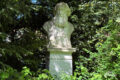 Steht nicht nur während der Grünflächenunterhaltung an der Promenade: Die Statue von Julius Otto Grimm. (Foto: Bührke)