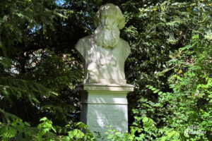 Steht nicht nur während der Grünflächenunterhaltung an der Promenade: Die Büste von Julius Otto Grimm. (Foto: Bührke)