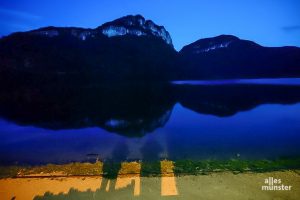 Ein ruhiger See zwischen den Bergen war das Urlaubsziel unserer Kolumnen-Autorin. (Foto: Iris Brandewiede)