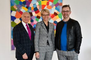 Die Jury des Fotowettbewerbs „#Europa: mehr als Du denkst!“ (v.l.): Designer Dieter Sieger, Regierungspräsidentin Dorothee Feller und Fotodesigner Markus Hauschild. (Bildquelle: Bezirksregierung Münster)