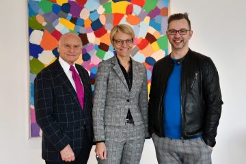 Die Jury des Fotowettbewerbs „#Europa: mehr als Du denkst!“ (v.l.): Designer Dieter Sieger, Regierungspräsidentin Dorothee Feller und Fotodesigner Markus Hauschild. (Bildquelle: Bezirksregierung Münster)