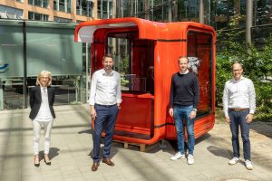 Der K67, ein Kiosk im zeitlosen Design und doch ein Kind seiner Zeit: Bernadette Spinnen, Leiterin Münster Marketing, Stadtbaurat Robin Denstorff, Leihgeber Dr. Ansgar Buschmann und André Wolf, Leiter Stabsstelle Smart City (v.l.) sind sich einig in ihrer Freude über den smarten Kiosk, der so gut nach Münster passt. (Foto: Amt für Kommunikation / MünsterView / Witte)