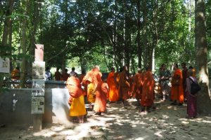 Eine von vielen buddhistischen Traditionen ist das Schenken von Tieren an Mönche und Klöster – im südostasiatischen Kambodscha häufig Wildtiere. Um diese religiöse Praxis langfristig zu beenden, entwickelt der Allwetterzoo Münster gemeinsam mit dem Angkor Center for Conservation of Biodiversity (ACCB) ein Tierschutzlehrbuch für die Mönchsausbildung in buddhistischen Klöstern. (Foto: ACCB)