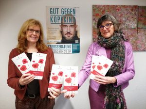 Claudia Holt-Greiwe und Gudrun Bruns stellen das Veranstaltungsprogramm der Krebsberatungsstelle für 2022 vor. (Foto: PM)