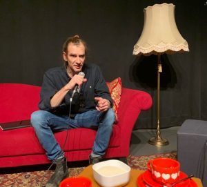 Andreas Weber lädt fast jeden Dienstag einen oder eine Kulturschaffende zur Talkrunde "Kaffeeklatsch" ein. (Foto: TatWort )