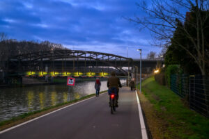 Verbreitert, asphaltiert und adaptiv beleuchtet: Seit der Umgestaltung der Kanalpromenade wird sie von deutlich mehr Radfahrenden genutzt. (Foto: Stadt Münster/ Möller)