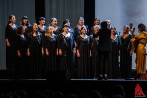 Der Gori Women‘s Choir begleitet Katie Melua. (Foto: Stephan Günther)