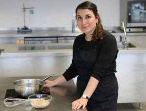 Die Oecotrophologie-Studentin Alena Busalski von der FH Münster hat mit ihrer Projektarbeit über Aquafaba den Campus-Preis des Verbandes der Ernährungswirtschaft erhalten. (Foto: FH Münster/ Dzemila Muratovic)