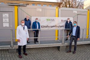 Erarbeiteten eine neues Raum- und Hygienekonzept für die Kindernotfalldienstpraxis in Münster: Dr. Georg Hülskamp (Chefarzt der Klinik für Kinder- und Jugendmedizin), Dr. Ludger Heuckmann (Praxisnetz der Kinder und Jugendärzte Münster e.V.), Burkhard Frase (KVWL), Dr. Rudolf Ernst (KVWL), Hartmut Hagmann (Geschäftsführer Clemenshospital). (Foto: Clemenshospital)