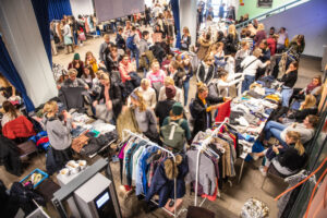 Beim Kleiderwirbel wird die Mensa am Coesfelder Kreuz zum Modeparadies für Secondhand-Fans. (Foto: Vanessa Jansen)