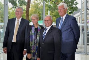 Die Regierungspräsidenten von Münster seit 1995 auf einem Bild: Dr. Jörg Twenhöven (3.v.l.), Dr. Peter Paziorek (re.), Prof. Dr. Reinhard Klenke (li.) und Dorothee Feller, die das Amt jetzt übernimmt. (Foto: Bezirksregierung Münster)