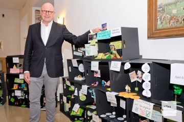 Oberbürgermeister Markus Lewe mit Modellen, die während der Klimakonferenz erstellt wurden. (Foto: Bührke)