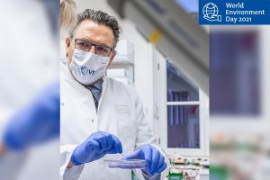 Prof. Dr. Stephan Ludwig während der Arbeit im Labor der Uni Münster. (Foto: WWU - Peter Leßmann)