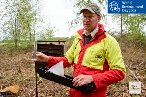 Förster Martin Kleining zeigt den Messbehälter mit Borkenkäfern. Alleine diese Menge würde ausreichen, einen gesunden Fichtenwald zu befallen. (Foto: Michael Bührke)