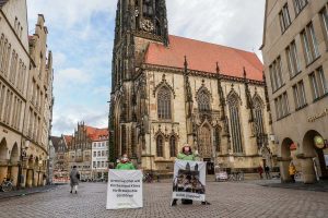 Mitglieder von Greenpeace Münster vor der Lambertikirche. (Foto: Greenpeace Münster)