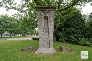 Das umstrittene Train-Denkmal an der Promenade (Foto: Bührke)