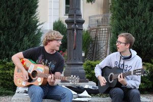 Das Konzertduo Jonas Höltig und Tassilo Rinecker spielen "Lieder von Verfolgten". (Foto: Stefan Querl)