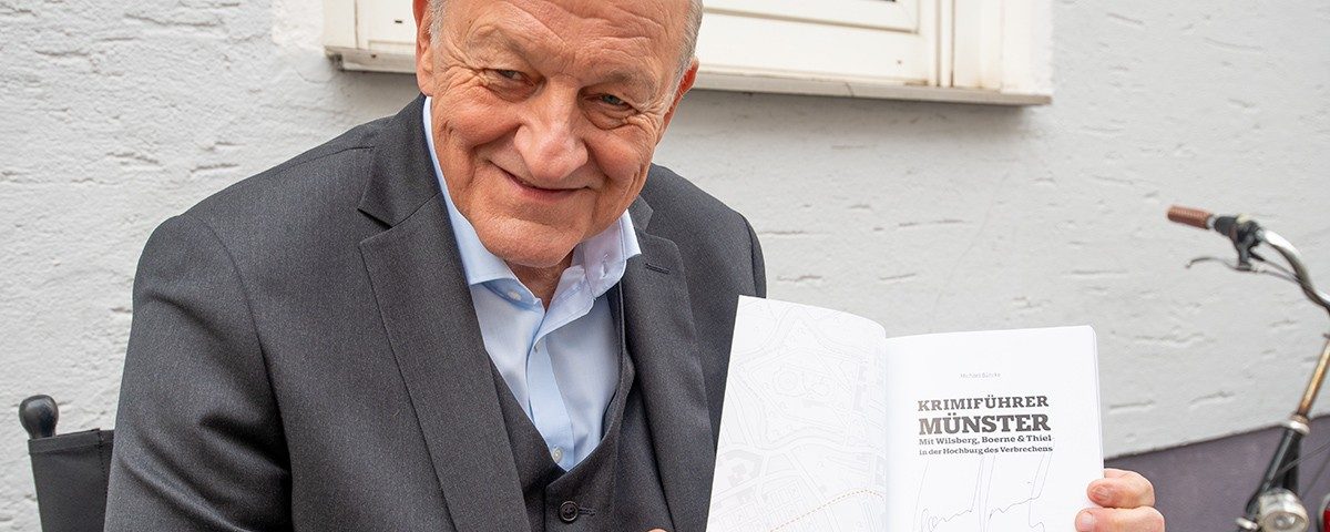 Drei Exemplare mit der Unterschrift von Leonard Lansink werden verlost (Foto: Bührke)