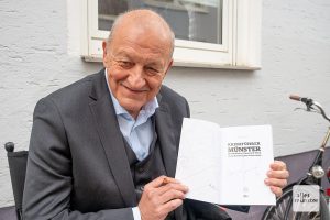 Drei Exemplare mit dem Autogramm von Leonard Lansink werden verlost (Foto: Bührke)