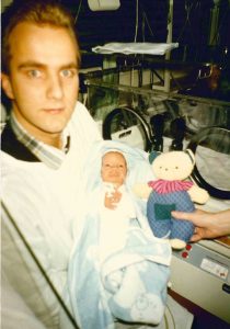 Ein Blick ins Familienalbum: Georg und Sohn Sebastian Krimphove, der als Frühgeborenes mehrere Wochen auf der Neugeborenen-Intensivstation behandelt wurde. (Foto: SFH)