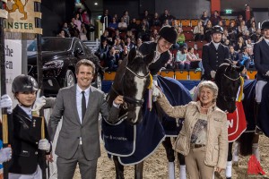 Turnier-Veranstalter Oliver Schulze Brüning und Bürgermeisterin Karin Reismann gratulieren. (Foto: sg)