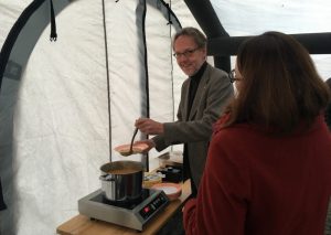 Udo Schröder-Hörster (JUH) reicht die vorbereitete Kartoffelsuppe. (Foto: JUH)