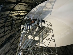 Seit Januar montieren amerikanische Spezialisten 318 Aluminiumblech-Paneele im 300 Quadratmeter großen Sternensaal in Münster. (Foto: van Waegeningh; htarchitektur)