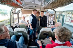 Busfahrer Wolfgang Meyer, Oberarzt Tim Wessels, Koordinatorin Petra Mühlenkamp und der Moderator Christoph Tiemann (v.l.) unterwegs im „Grünen Erni“. (Foto: mb)