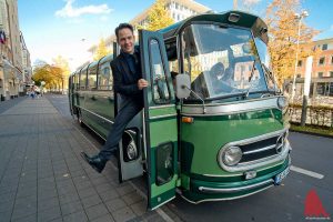 Christoph Tiemann im "Grünen Erni", einem Mercedes Benz Model MB 0 321 HL (hoch und lang), Baujahr 1962. (Foto: mb)