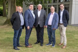  Studiendekan Prof. Bernhard Marschall, Dekan Prof. Sven Meuth, Prof. Peter Maisel und Dr. Ralf Jendyk (beide: CAM) (v.l.n.r.) begrüßten Minister Karl-Josef Laumann zum „Sommergespräch Allgemeinmedizin“ (Foto: FZ /J. Christ)