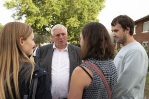 Karl-Josef Laumann im Gespräch mit Studierenden – von denen er neben Zustimmung auch manche Kritik erhielt (Foto: FZ /Christ)