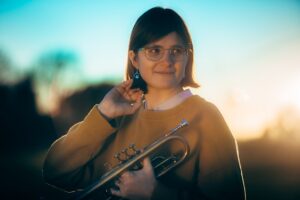 Laura Jurd tritt gleich zweimal auf beim Internationalen Jazzfestival Münster – sie spielt dabei Kornett, Piano und Trompete. (Foto: Alex Morley)