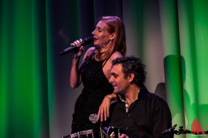 Ute Lemper kokettiert mit Victor Vilenna am Bandoneon. (Foto: sg)