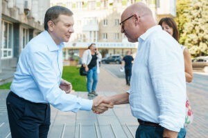 Serhii Morhunov (l.), Bürgermeister von Winnyzja, begrüßt Oberbürgermeister Markus Lewe (r.) zu seinem ersten Besuch in der ukrainischen Solidaritätspartnerstadt.  (Foto: Stadt Winnyzja)