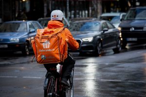 Bei Wind und Wetter unterwegs: Fahrrad-Kuriere bei Lieferando arbeiten zu niedrigen Löhnen und unter hoher Belastung, kritisiert die Gewerkschaft NGG. (Foto: NGG)