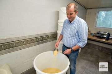 Burkhard Voss mit seiner Lupinen-Ernte. (Foto: Bührke)