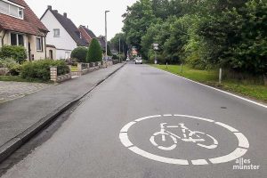 Die Symbole sind nicht genug: Lindberghweg und Lütkenbecker Weg sollen nun mit roter Farbe zur "echten" Fahrradstraße umgestaltet werden. (Foto: Ralf Clausen)