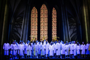 Die Mitglieder der Gemeinde versammeln sich zum Gebet und Gesang. Im Hintergrund ein Tanztrio, das den Heiligen Geist symbolisiert. (Foto: Bettina Stöß)