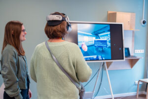 Muskulatur, Skelett oder Arterien: Eine Reise durch den menschlichen Körper konnten die Gäste bei der Eröffnung des ZiTP mit einer Virtual-Reality-Brille machen. (Foto: FH Münster / Michelle Liedtke)